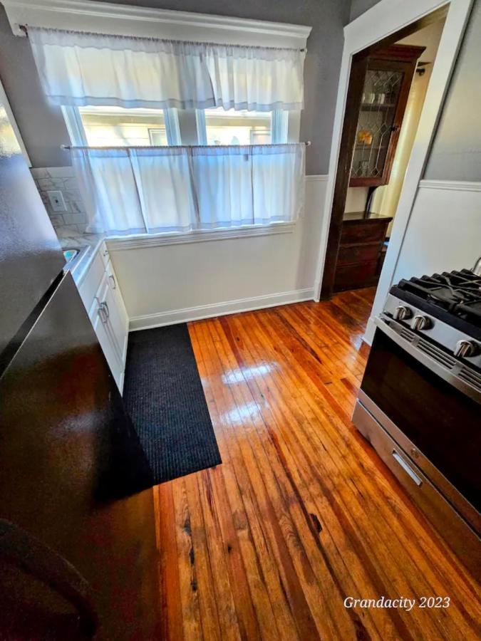 Lovely! Near Cleve Clinic/Uh/Cwru/Dwntwn W/Porch Villa Cleveland Bagian luar foto
